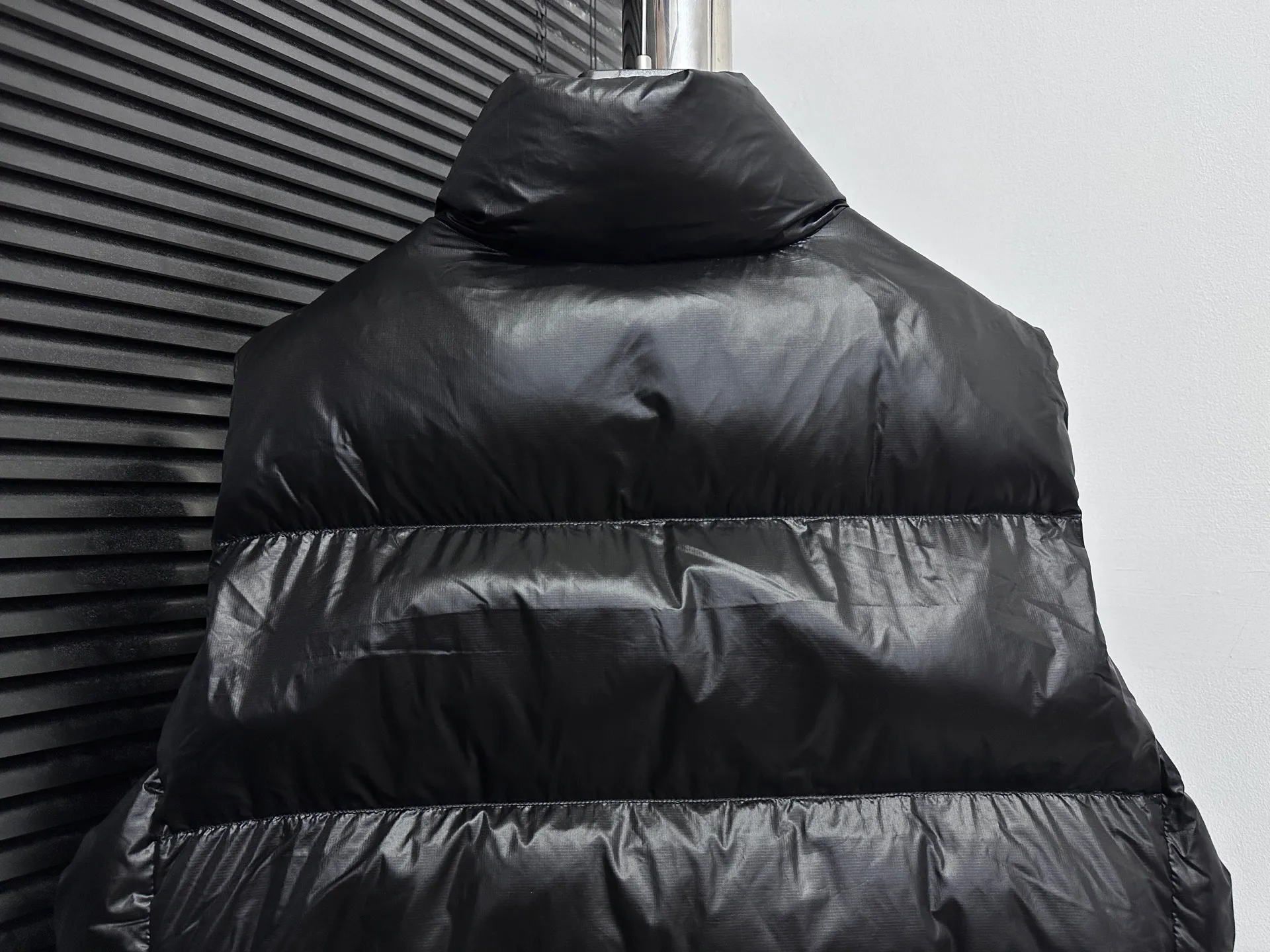 P560 [Canada Goose] Big Goose🦢Puff Down Vest has always been recognized as the warmest down jacket. Various Instagram celebrities, Internet celebrities, and celebrities often wear it for street photos. I make Canada Goose every year, but I still can't get rid of my love for it. No matter how cold the days are, there is no need to be afraid, because there is! Filled with 90% white duck down, it is the legendary warmest down jacket and is known as a must-have for Arctic outdoor sports! The most popular down jacket in the world, celebrities are rushing to buy it, it is a must-have! Size: XS-XL